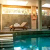 Piscine intérieure d'un hôtel spa avec chaises longues