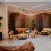 Hall d'hôtel moderne avec mobilier design et plantes