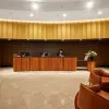 Réception d'hôtel moderne aux boiseries chaleureuses