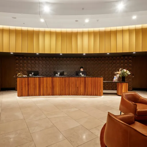 Réception d'hôtel moderne aux boiseries chaleureuses