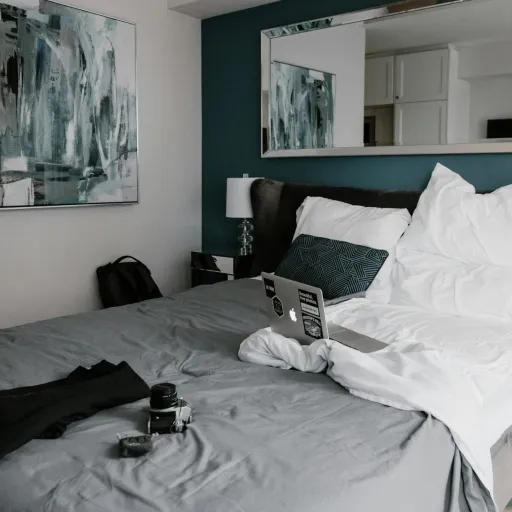 Ordinateur portable posé sur un lit dans une chambre d'hôtel