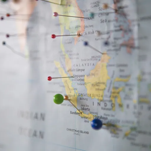 Carte du monde avec des épingles marquant des destinations