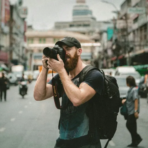 Photographe voyageur en train de prendre une photo dans une rue animée