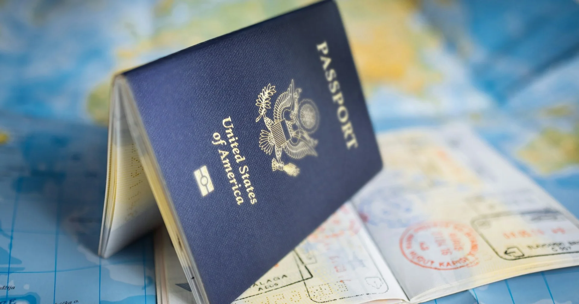 Passeport posé sur une carte du monde