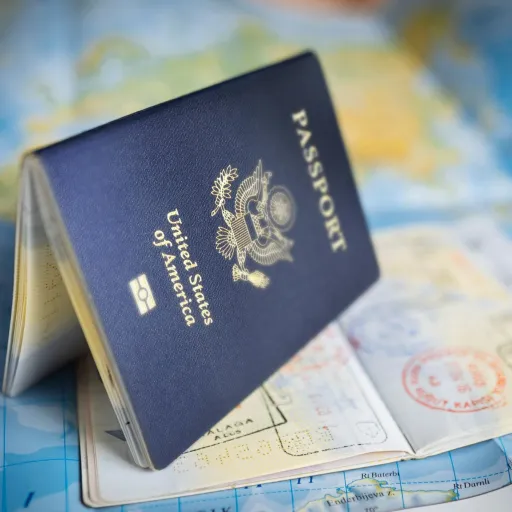 Passeport posé sur une carte du monde