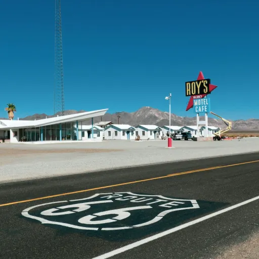 Route 66 et motel vintage sous le ciel bleu de Californie