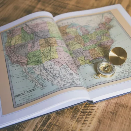 Atlas de voyage ouvert avec une boussole posée dessus