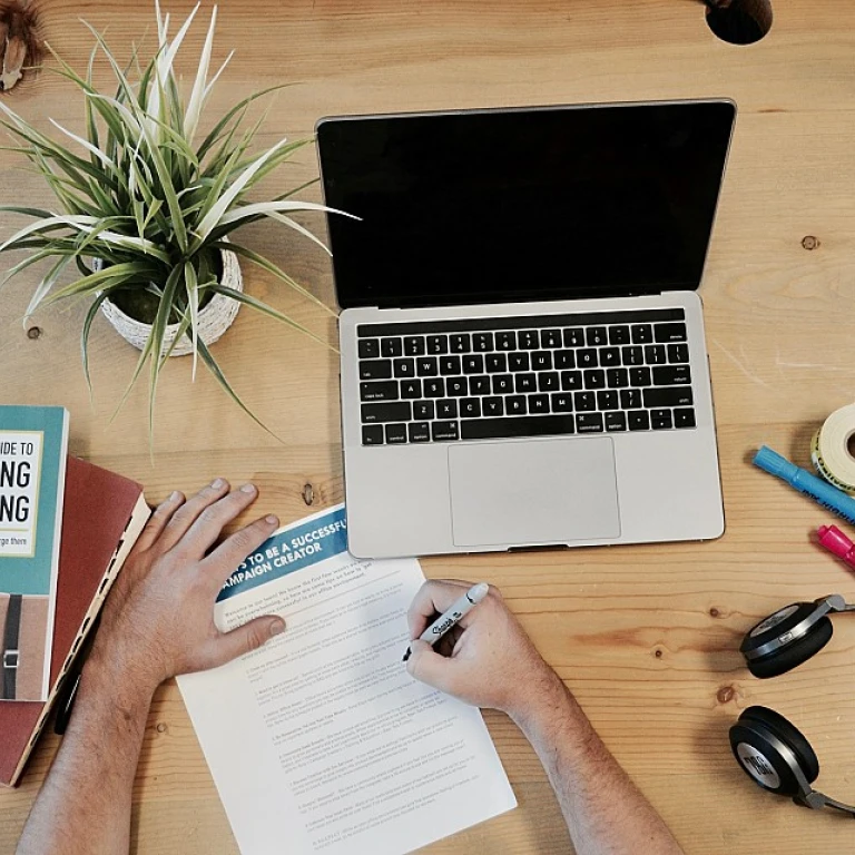 Lancer un média numérique : Stratégies et comparaisons